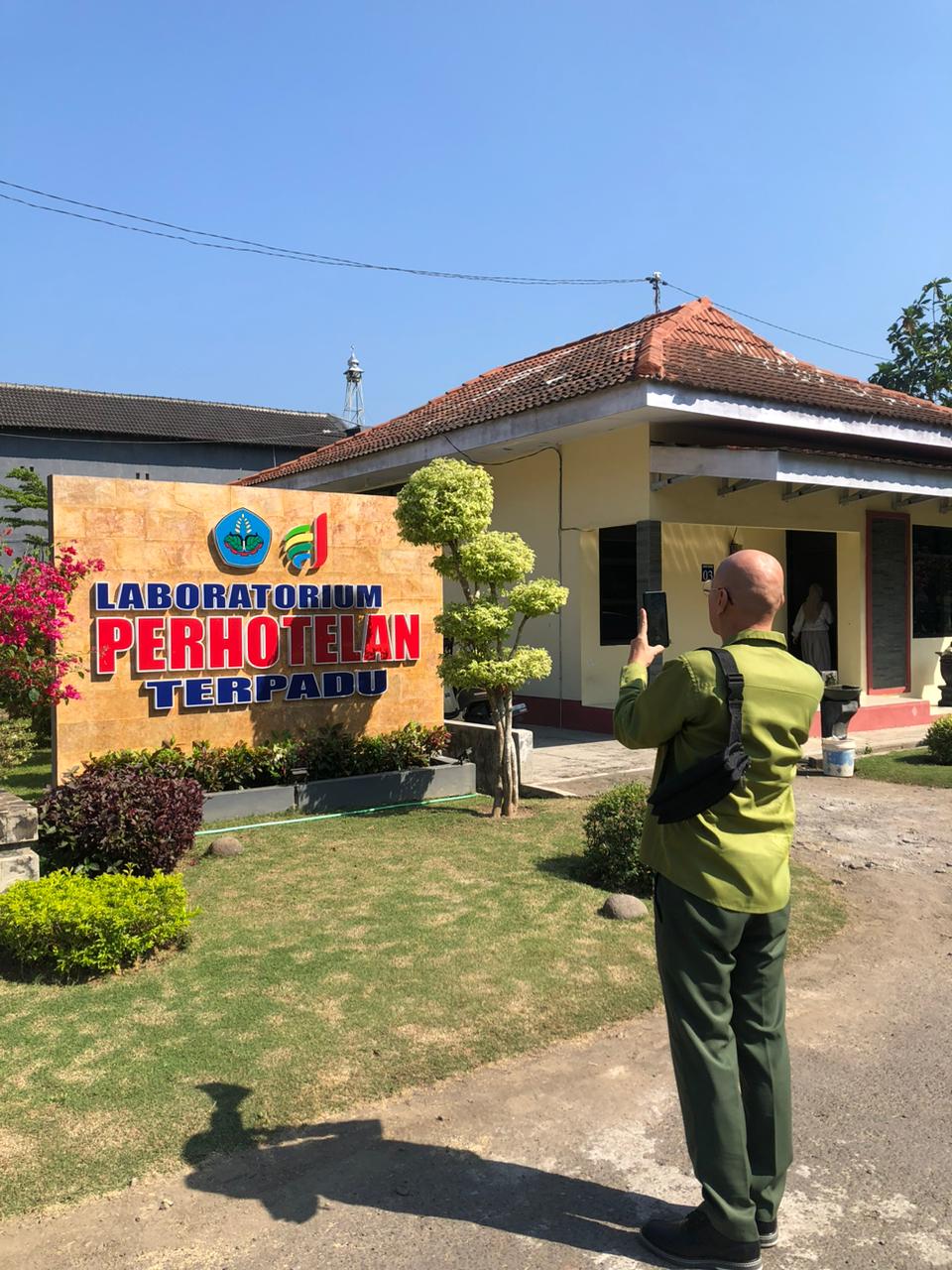 menyelaraskan kearifan lokal Jawa secara umum yang kaya dengan perspektif global, demi memberikan panduan bagi mereka yang ingin sukses di dunia industri hospitality 